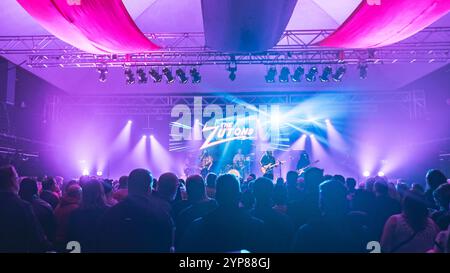 Stoke on Trent, Staffordshire, Royaume-Uni. 17 octobre 2024. Les Zutons interprètent leurs classiques du rock indépendant et du nouveau matériel de leur album The Big Decider. Crédit Ian Knight/Alamy Live News Banque D'Images