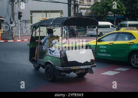 Bangkok, Thaïlande, 25 novembre 2024 Tuk Tuk roulant dans les rues de Bangkok, capitale de la Thaïlande. Réputé pour sa vie de rue animée, riche cultur Banque D'Images