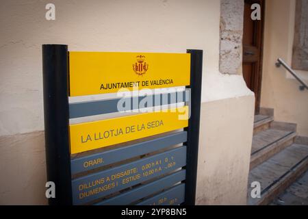 VALENCIA, ESPAGNE - 13 OCTOBRE 2024 : logo de la municipalité de Valence (Ajuntament de Valencia) orne le bâtiment historique de la Llotja de la Seda Banque D'Images