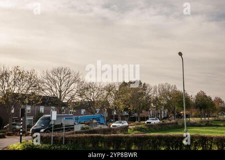 Un paysage de campagne hollandais typique à Eijsen, Limbourg, avec un village rural paisible avec des maisons traditionnelles, des terres agricoles et des environs pittoresques Banque D'Images