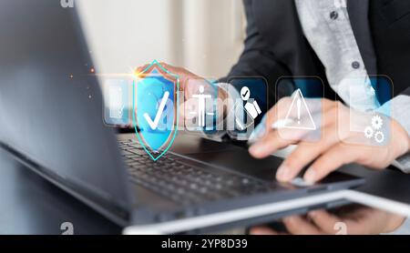 Conformité dans le concept d'entreprise. La personne utilise l'ordinateur portable avec l'icône de conformité sur l'écran virtuel, assurant l'application des lois, des règlements et des normes Banque D'Images