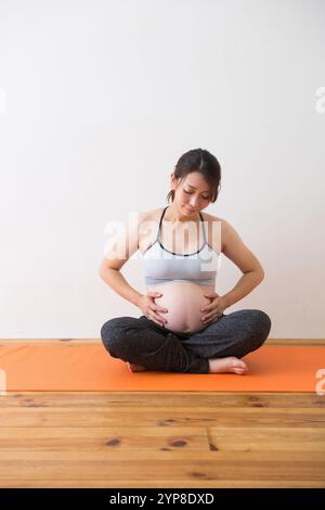 Pregnant woman doing yoga Banque D'Images