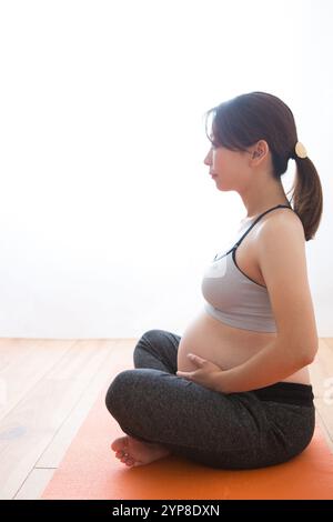 Pregnant woman doing yoga Banque D'Images
