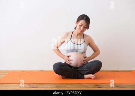 Pregnant woman doing yoga Banque D'Images