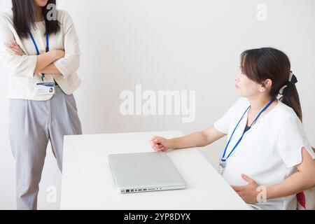Femmes enceintes victimes de harcèlement en maternité Banque D'Images