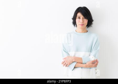Femme d'âge moyen avec les bras pliés Banque D'Images