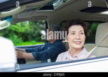 Femme âgée assise sur le siège passager avant Banque D'Images