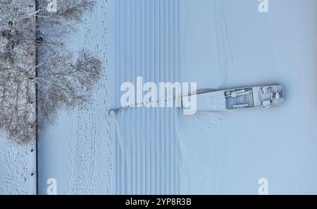 Pékin, province chinoise du Heilongjiang. 28 novembre 2024. Une photo de drone aérien montre un petit bateau gelé sur la rivière Songhua à Harbin, dans la province du Heilongjiang au nord-est de la Chine, novembre 28, 2024. Crédit : Zhang Shu/Xinhua/Alamy Live News Banque D'Images