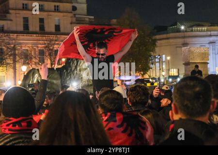 Londres, Royaume-Uni. 28 novembre 2024. La communauté albanaise célèbre le jour de l'indépendance de la nation dans et autour de Trafalgar Square. La police a imposé une ordonnance de dispersion en vertu de l'article 35 plus tard dans la soirée après que la circulation routière ait été bloquée. Crédit : onzième heure photographie/Alamy Live News Banque D'Images