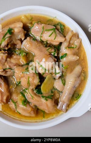 Gros plan de poulet cuit à la vapeur au gingembre avec de l'huile d'oignon de printemps. Banque D'Images