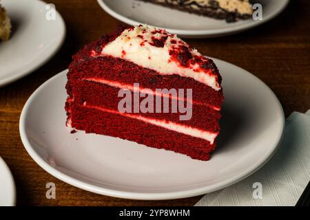 Tranche de gâteau de velours rouge Banque D'Images