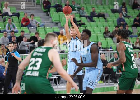 Ljubljana, Slovénie. 28 novembre 2024. Leif Moeller (C) de Veolio Towers Hamburg tourne lors de la 9ème manche de la BKT EuroCup saison régulière 2024 entre Cedevita Olimpija et Veolio Towers Hamburg à Ljubljana, Slovénie, 28 novembre 2024. Crédit : Zeljko Stevanic/Xinhua/Alamy Live News Banque D'Images