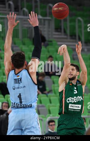 Ljubljana, Slovénie. 28 novembre 2024. Aleksej Nikolic (R) de Cedevita Olimpija tourne lors de la 9ème manche de l'EuroCup BKT saison régulière 2024 entre Cedevita Olimpija et Veolio Towers Hamburg à Ljubljana, Slovénie, 28 novembre 2024. Crédit : Zeljko Stevanic/Xinhua/Alamy Live News Banque D'Images