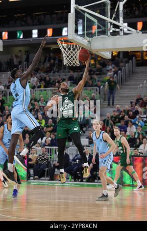 Ljubljana, Slovénie. 28 novembre 2024. Devante Jones (top R) de Cedevita Olimpija se lance dans un layup lors de la 9ème manche de l'EuroCup BKT saison régulière 2024 entre Cedevita Olimpija et Veolio Towers Hamburg à Ljubljana, Slovénie, 28 novembre 2024. Crédit : Zeljko Stevanic/Xinhua/Alamy Live News Banque D'Images