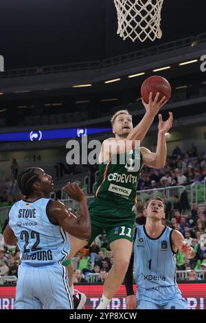 Ljubljana, Slovénie. 28 novembre 2024. Jaka Blazic (C) de Cedevita Olimpija se lance dans un layup lors de la 9ème manche de l'EuroCup BKT saison régulière 2024 entre Cedevita Olimpija et Veolio Towers Hamburg à Ljubljana, Slovénie, 28 novembre 2024. Crédit : Zeljko Stevanic/Xinhua/Alamy Live News Banque D'Images