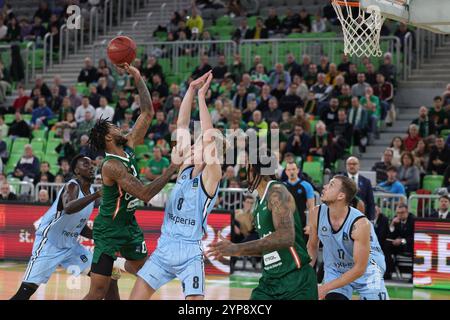 Ljubljana, Slovénie. 28 novembre 2024. DJ Stewart (2ème l) de Cedevita Olimpija tourne lors de la 9ème manche de la BKT EuroCup saison régulière 2024 entre Cedevita Olimpija et Veolio Towers Hamburg à Ljubljana, Slovénie, 28 novembre 2024. Crédit : Zeljko Stevanic/Xinhua/Alamy Live News Banque D'Images