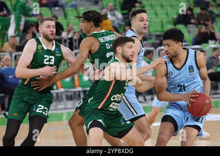 Ljubljana, Slovénie. 28 novembre 2024. Jordan Barnett (1er R) de Veolio Towers Hamburg participe à la 9ème manche de la BKT EuroCup saison régulière 2024 entre Cedevita Olimpija et Veolio Towers Hamburg à Ljubljana, Slovénie, 28 novembre 2024. Crédit : Zeljko Stevanic/Xinhua/Alamy Live News Banque D'Images