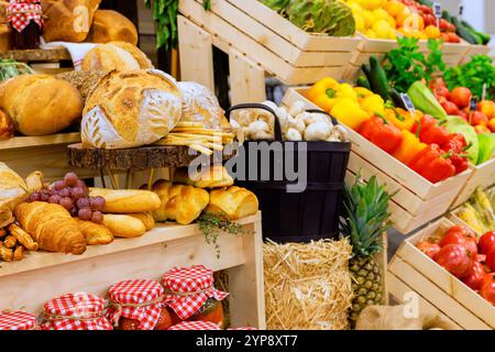 Les fruits aux couleurs vives, les légumes et le pain fraîchement cuit créent une atmosphère animée au marché des agriculteurs locaux Banque D'Images