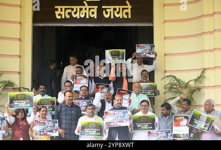 Patna, Inde. 28 novembre 2024. PATNA, INDE - NOVEMBRE 28 : les législateurs du RJD et du CPI-ML manifestent lors de la session d'hiver devant l'Assemblée du Bihar le 28 novembre 2024 à Patna, Inde. (Photo de Santosh Kumar/Hindustan Times/Sipa USA) crédit : Sipa USA/Alamy Live News Banque D'Images