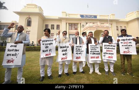 Patna, Inde. 28 novembre 2024. PATNA, INDE - NOVEMBRE 28 : les législateurs du CPI-ML manifestent pendant la session d'hiver devant l'Assemblée du Bihar le 28 novembre 2024 à Patna, Inde. (Photo de Santosh Kumar/Hindustan Times/Sipa USA) crédit : Sipa USA/Alamy Live News Banque D'Images