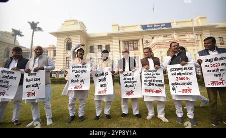 Patna, Inde. 28 novembre 2024. PATNA, INDE - NOVEMBRE 28 : les législateurs du CPI-ML manifestent pendant la session d'hiver devant l'Assemblée du Bihar le 28 novembre 2024 à Patna, Inde. (Photo de Santosh Kumar/Hindustan Times/Sipa USA) crédit : Sipa USA/Alamy Live News Banque D'Images