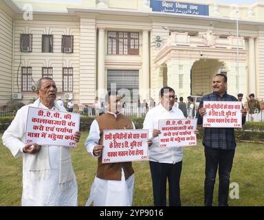 Patna, Inde. 28 novembre 2024. PATNA, INDE - NOVEMBRE 28 : les législateurs de l'IPC manifestent pendant la session d'hiver devant l'Assemblée du Bihar le 28 novembre 2024 à Patna, Inde. (Photo de Santosh Kumar/Hindustan Times/Sipa USA) crédit : Sipa USA/Alamy Live News Banque D'Images