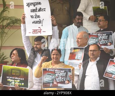 Patna, Inde. 28 novembre 2024. PATNA, INDE - NOVEMBRE 28 : les législateurs du RJD et du CPI-ML manifestent lors de la session d'hiver devant l'Assemblée du Bihar le 28 novembre 2024 à Patna, Inde. (Photo de Santosh Kumar/Hindustan Times/Sipa USA) crédit : Sipa USA/Alamy Live News Banque D'Images