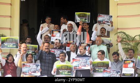 Patna, Inde. 28 novembre 2024. PATNA, INDE - NOVEMBRE 28 : les législateurs du RJD et du CPI-ML manifestent lors de la session d'hiver devant l'Assemblée du Bihar le 28 novembre 2024 à Patna, Inde. (Photo de Santosh Kumar/Hindustan Times/Sipa USA) crédit : Sipa USA/Alamy Live News Banque D'Images