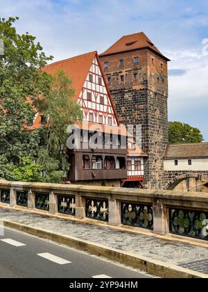 Vieille ville historique avec vue sur le bâtiment Weinstadel, château d'eau, pont Henkerbrücke et tour Henkerturm à Nuremberg, Allemagne. Banque D'Images