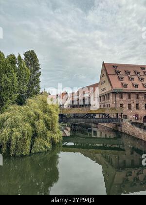 Hangmans Bridge Henkersteg dans le centre de la vieille ville de Nuremberg. Vue depuis Maxbrücke (pont Max). Voyage en Bavière Banque D'Images