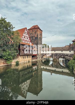 Vieille ville historique avec vue sur le bâtiment Weinstadel, château d'eau, pont Henkerbrücke et tour Henkerturm à Nuremberg, Allemagne. Banque D'Images
