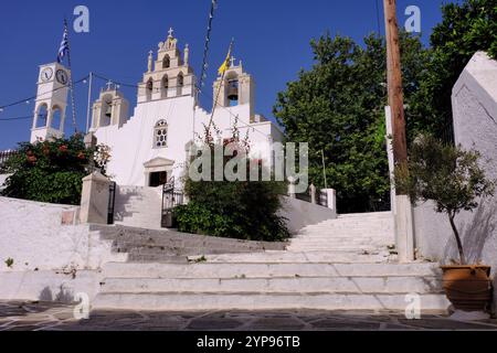 Naxos : Eglise de la Vierge de Filoti église avec des marches et bougainvilliers à Filoti, Naxos, île des Cyclades, Grèce Banque D'Images