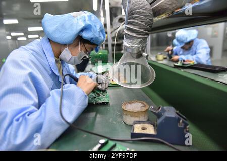 FUYANG, CHINE - 29 NOVEMBRE 2024 - un employé travaille sur une ligne de production de circuits imprimés dans l'atelier de Anhui Shixin Electronic Technology Co LTD Banque D'Images