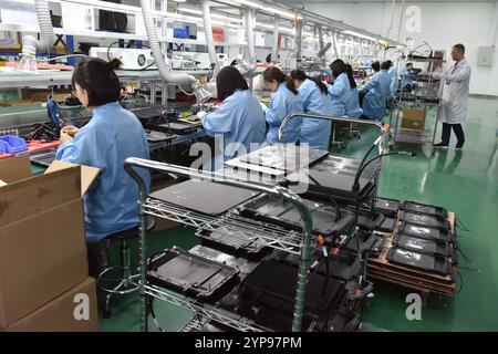 FUYANG, CHINE - 29 NOVEMBRE 2024 - des employés travaillent sur une ligne de production de produits d'alimentation sans fil dans l'atelier de Zhonghui Chuangzhi (Fuyan Banque D'Images