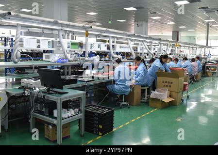 FUYANG, CHINE - 29 NOVEMBRE 2024 - des employés travaillent sur une ligne de production de produits d'alimentation sans fil dans l'atelier de Zhonghui Chuangzhi (Fuyan Banque D'Images