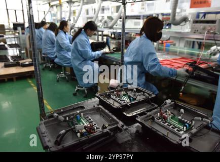 FUYANG, CHINE - 29 NOVEMBRE 2024 - des employés travaillent sur une ligne de production de produits d'alimentation sans fil dans l'atelier de Zhonghui Chuangzhi (Fuyan Banque D'Images