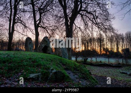 Waylands Smithy. Long barrow néolithique dans le gel d'hiver tôt le matin à l'aube. Ashbury, Oxfordshire. Angleterre Banque D'Images