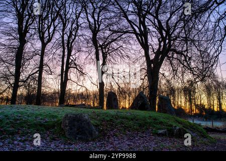 Waylands Smithy. Long barrow néolithique dans le gel d'hiver tôt le matin à l'aube. Ashbury, Oxfordshire. Angleterre Banque D'Images