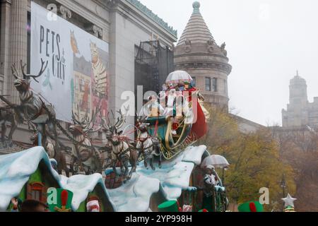 Père Noël et flotteur sur le thème du traîneau. New York, USA.28th novembre 2024. Le 98th Macy's Thanksgiving Day Parade a eu lieu sous la pluie à New York, USA le 28 novembre 2024 heure locale. En tant que plus grande célébration de Thanksgiving aux États-Unis, le Macy's Thanksgiving Day Parade est souvent considéré comme un symbole de la saison des fêtes américaines. Crédit : Wang Fan/China News Service/Alamy Live News Banque D'Images