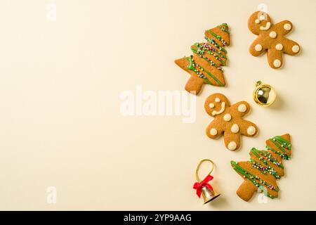 Fond de Noël avec biscuit en pain d'épices et diverses décorations de Noël sur fond jaune Banque D'Images