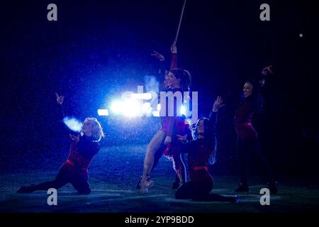 Green Bay, Wisconsin, États-Unis. 28 novembre 2024. Lindsey Sterling joue à la mi-temps du match de football NFL entre les Dolphins de Miami et les Packers de Green Bay au lambeau Field à Green Bay, Wisconsin. Darren Lee/CSM/Alamy Live News Banque D'Images