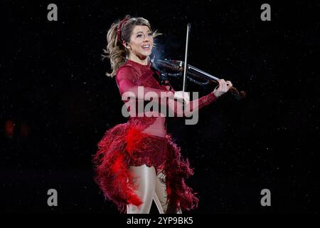 Green Bay, Wisconsin, États-Unis. 28 novembre 2024. Lindsey Sterling joue à la mi-temps du match de football NFL entre les Dolphins de Miami et les Packers de Green Bay au lambeau Field à Green Bay, Wisconsin. Darren Lee/CSM/Alamy Live News Banque D'Images