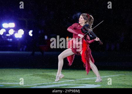 Green Bay, Wisconsin, États-Unis. 28 novembre 2024. Lindsey Sterling joue à la mi-temps du match de football NFL entre les Dolphins de Miami et les Packers de Green Bay au lambeau Field à Green Bay, Wisconsin. Darren Lee/CSM/Alamy Live News Banque D'Images