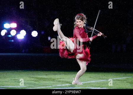 Green Bay, Wisconsin, États-Unis. 28 novembre 2024. Lindsey Sterling joue à la mi-temps du match de football NFL entre les Dolphins de Miami et les Packers de Green Bay au lambeau Field à Green Bay, Wisconsin. Darren Lee/CSM/Alamy Live News Banque D'Images