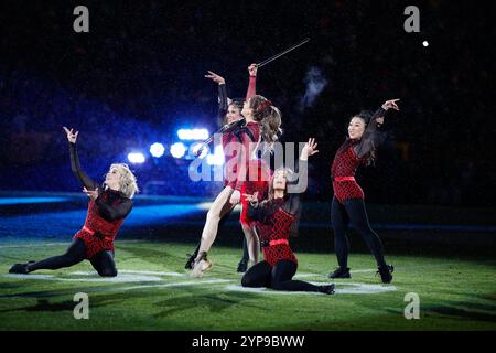 Green Bay, Wisconsin, États-Unis. 28 novembre 2024. Lindsey Sterling joue à la mi-temps du match de football NFL entre les Dolphins de Miami et les Packers de Green Bay au lambeau Field à Green Bay, Wisconsin. Darren Lee/CSM/Alamy Live News Banque D'Images