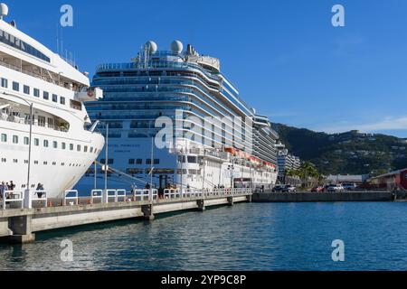 Charlotte Amalie, Îles Vierges américaines - 2 janvier 2018 : bateaux de croisière amarrés au port par une journée ensoleillée. Banque D'Images