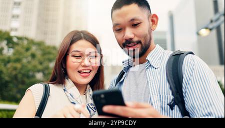 Couple, smartphone et voyage en ville avec recherche de lieu, point de repère ou sourire pour cliquer sur l'application mobile dans la rue. Les gens, homme et femme avec le téléphone Banque D'Images