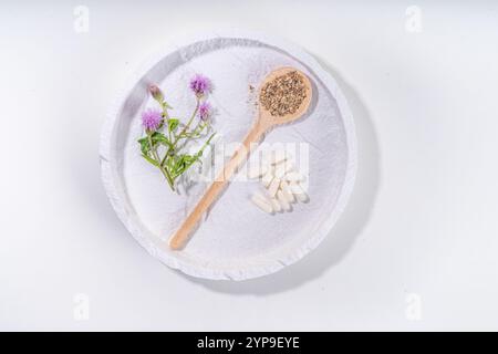 Fournitures de chardon de lait, poudre et huile. Silybum marianum, superaliment biologique naturel de fleurs sauvages - graines entières et de grains, pilules, huile avec frais Banque D'Images