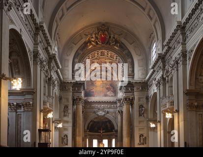 Bologne, Italie - 9 mai 2024 : intérieur de la cathédrale métropolitaine Saint-Pierre de Bologne. Italie Banque D'Images