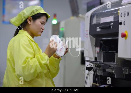 FUYANG, CHINE - 29 NOVEMBRE 2024 - Un membre du personnel vérifie les matières premières à l'atelier de production SMT d'Anhui Shixin Electronic Technology Co., LTD Banque D'Images